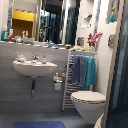 Частна квартира 2 Bedrooms With Private Bath And Balcony Near The Airport *